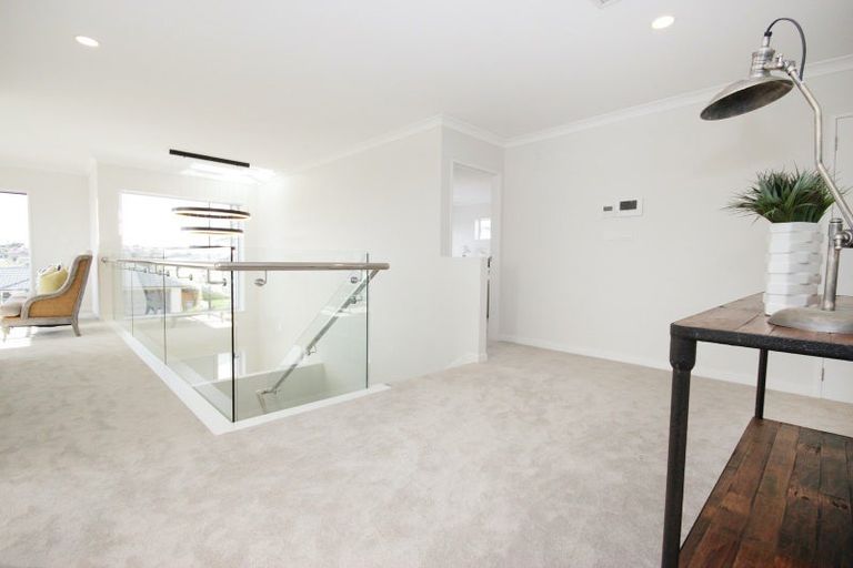 Photo of property in 16 Skulander Crescent, Orewa, 0931