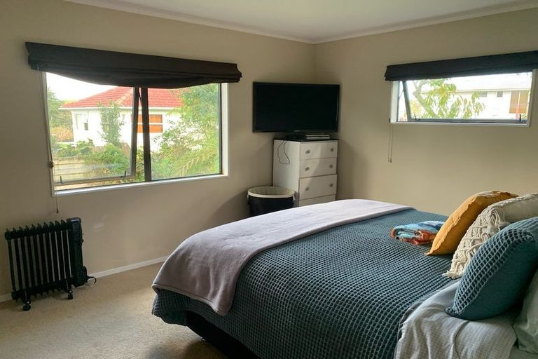 Photo of property in 6 Nielsen Place, Massey, Auckland, 0614