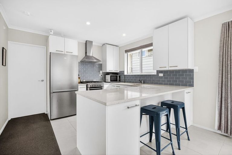 Photo of property in 6a Magdalen Place, West Harbour, Auckland, 0618