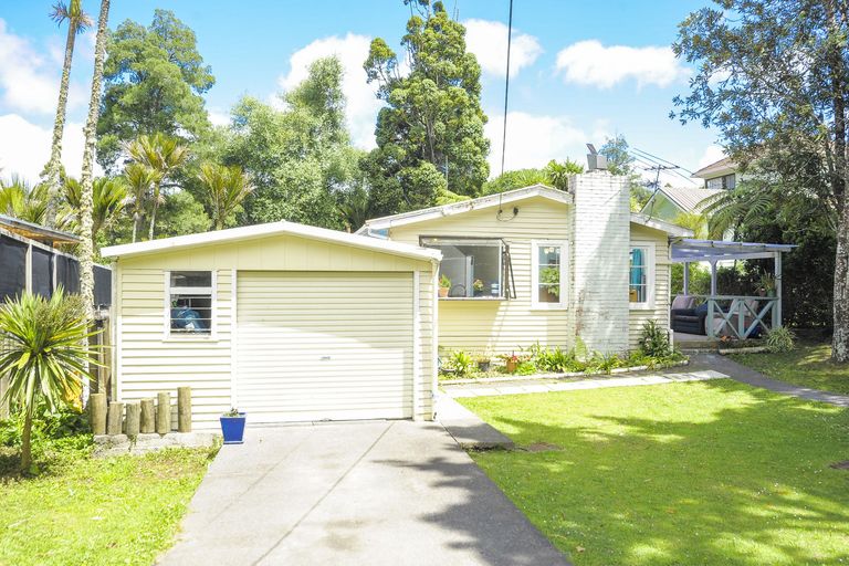 Photo of property in 25 Hollywood Avenue, Titirangi, Auckland, 0604