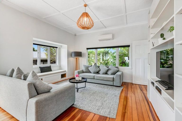Photo of property in 2/136 Sunset Road, Unsworth Heights, Auckland, 0632