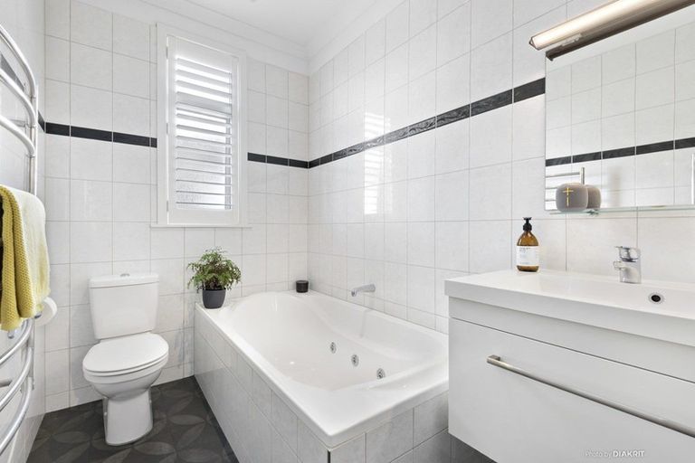 Photo of property in 17 Palm Avenue, Lyall Bay, Wellington, 6022