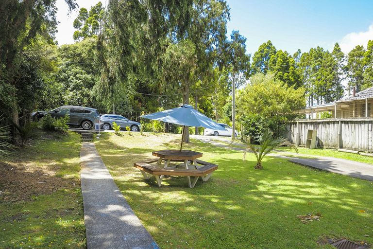 Photo of property in 25 Hollywood Avenue, Titirangi, Auckland, 0604