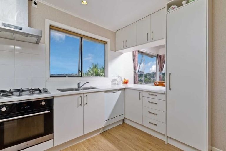 Photo of property in 4 Cheval Drive, Totara Vale, Auckland, 0629