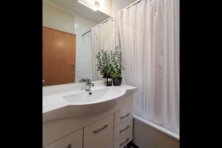 Photo of property in 121 Mcleod Road, Te Atatu South, Auckland, 0610