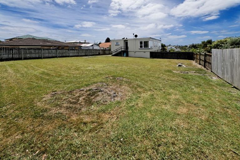 Photo of property in 121 Mcleod Road, Te Atatu South, Auckland, 0610