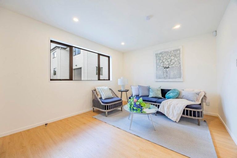 Photo of property in 37a Allington Road, Massey, Auckland, 0614