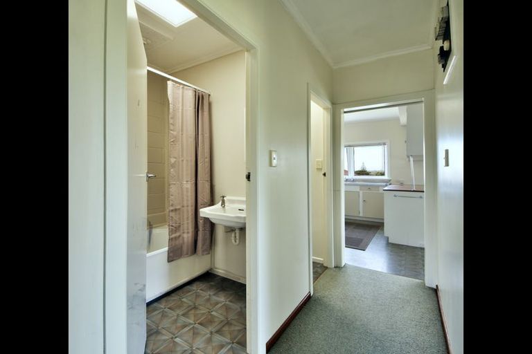 Photo of property in 121 Mcleod Road, Te Atatu South, Auckland, 0610