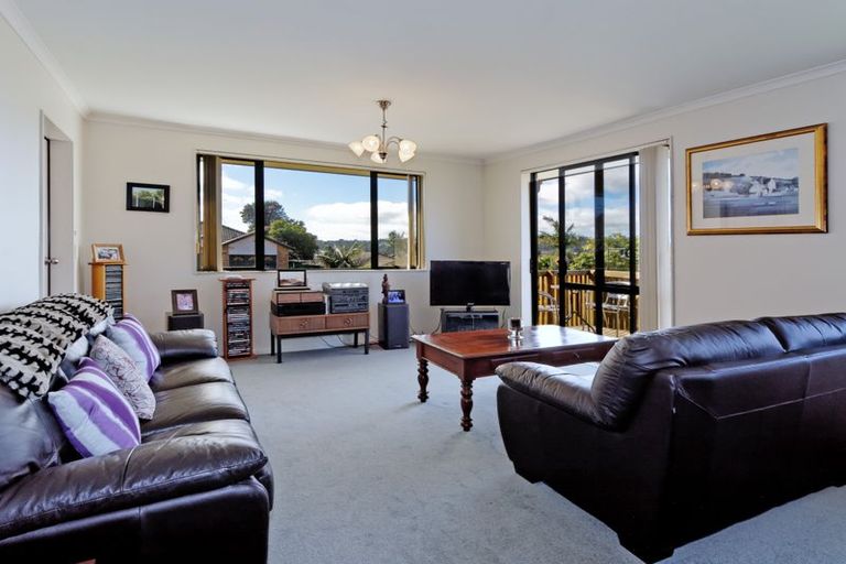 Photo of property in 2 Plumstead Rise, Glen Eden, Auckland, 0602