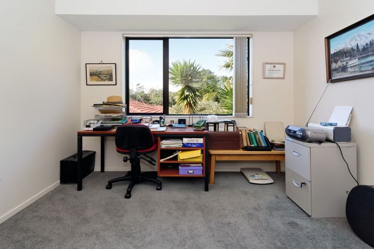 Photo of property in 2 Plumstead Rise, Glen Eden, Auckland, 0602