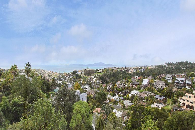 Photo of property in 164 Browns Bay Road, Murrays Bay, Auckland, 0630