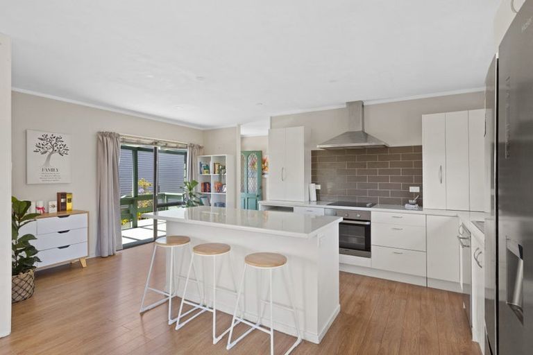 Photo of property in 21 Red Beach Road, Red Beach, 0932