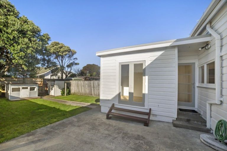 Photo of property in 123 Onepu Road, Lyall Bay, Wellington, 6022