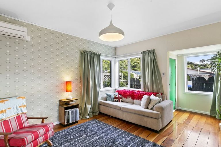 Photo of property in 23 Rua Street, Lyall Bay, Wellington, 6022