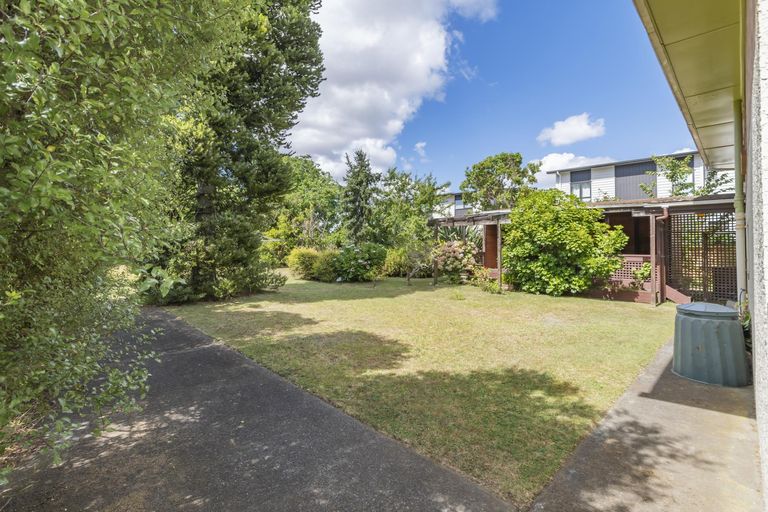 Photo of property in 40 Beach Road, Te Atatu Peninsula, Auckland, 0610