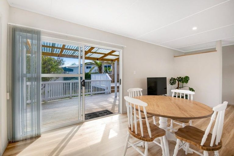 Photo of property in 5 Maori Hut Road, Red Beach, 0932