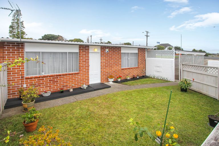 Photo of property in 1/83 Birkdale Road, Birkdale, Auckland, 0626