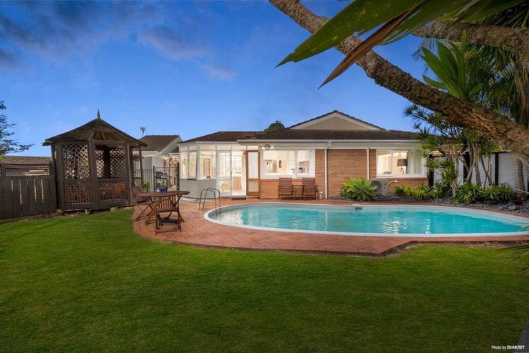 Photo of property in 11 Wilbur Place, Pakuranga Heights, Auckland, 2010