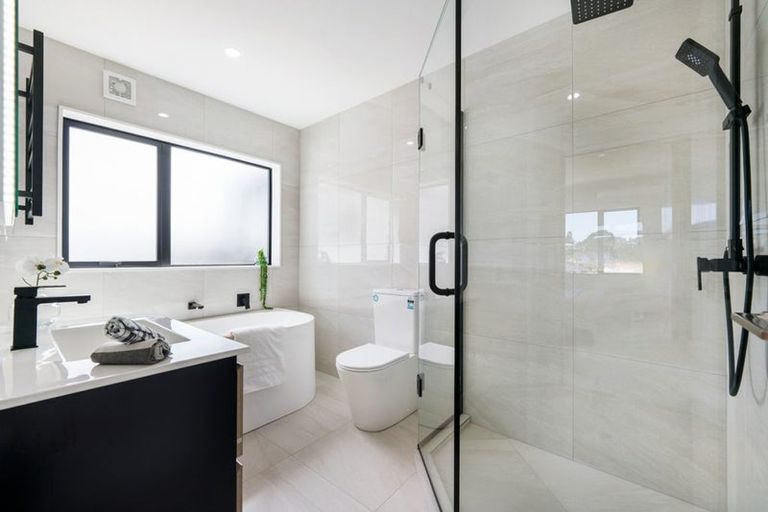 Photo of property in 9/90 Picasso Drive, West Harbour, Auckland, 0618