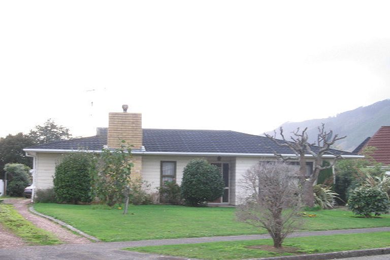 Photo of property in 13 Rewarewa Crescent, Waikanae, 5036