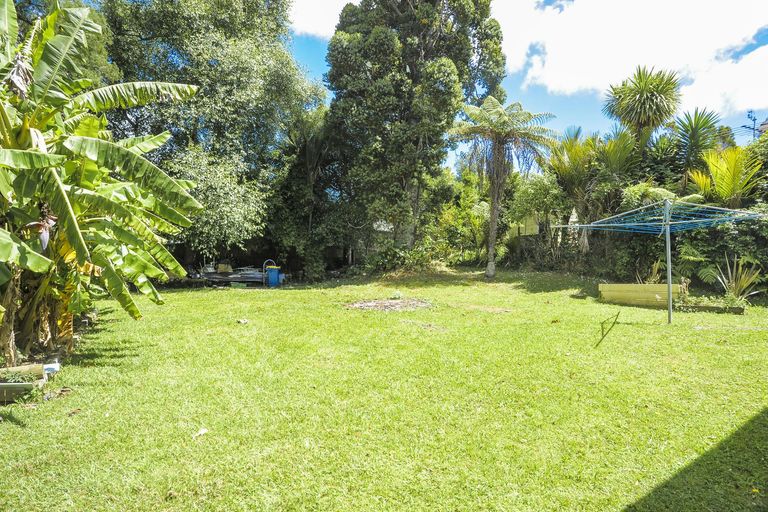 Photo of property in 25 Hollywood Avenue, Titirangi, Auckland, 0604