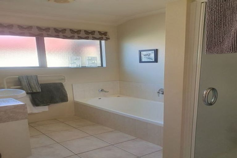 Photo of property in 10 Longbush Road, Te Atatu Peninsula, Auckland, 0610