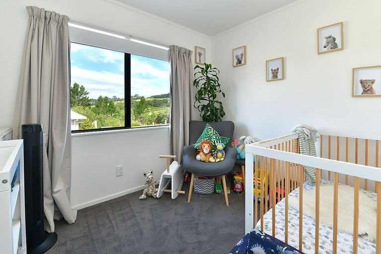 Photo of property in 16 Rauta Way, Helensville, 0800