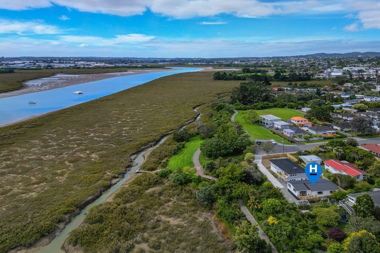 Photo of property in 112c Roberts Road, Te Atatu South, Auckland, 0610