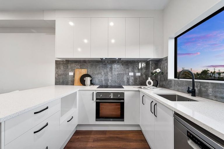 Photo of property in 3/68 Smythe Road, Henderson, Auckland, 0612