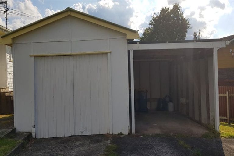 Photo of property in 4 Pomelo Road, Te Atatu South, Auckland, 0610