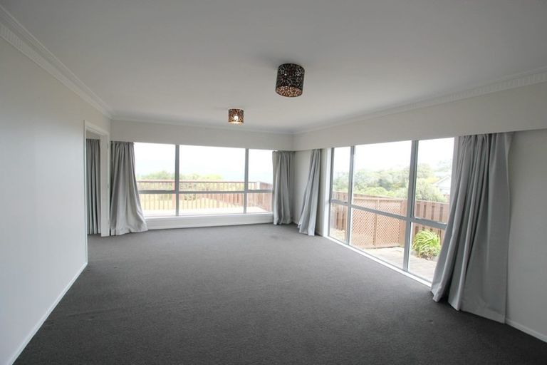 Photo of property in 30 Somes Crescent, Newlands, Wellington, 6037