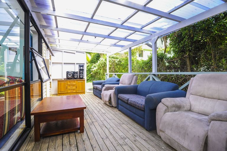 Photo of property in 25 Hollywood Avenue, Titirangi, Auckland, 0604