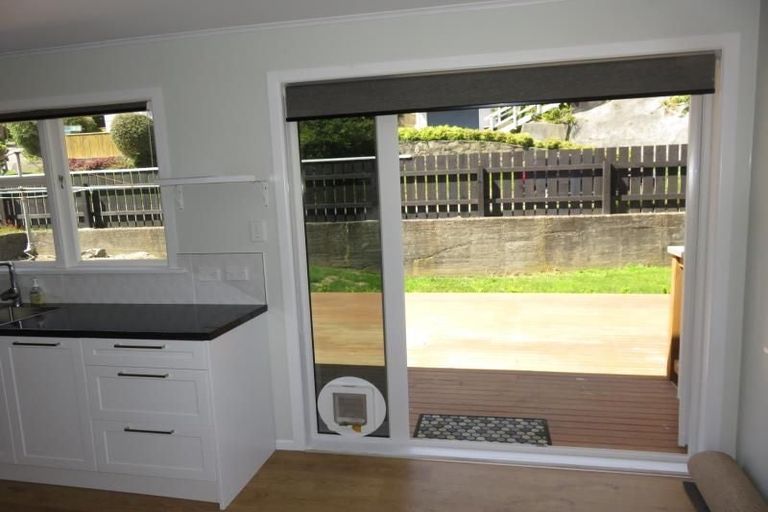 Photo of property in 16 Omega Street, Newlands, Wellington, 6037