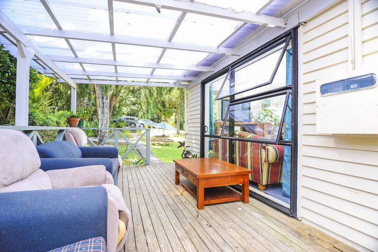 Photo of property in 25 Hollywood Avenue, Titirangi, Auckland, 0604