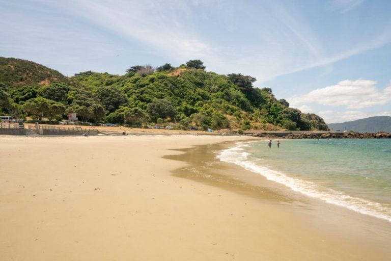 Photo of property in 6 Nakora Road, Karaka Bays, Wellington, 6022