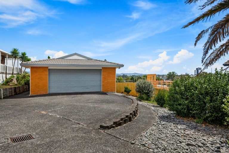 Photo of property in 35e Edmonton Road, Henderson, Auckland, 0612