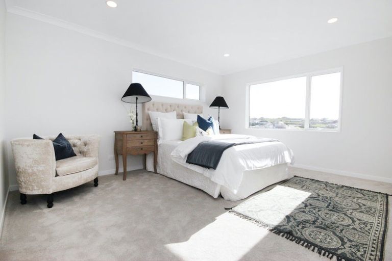 Photo of property in 16 Skulander Crescent, Orewa, 0931