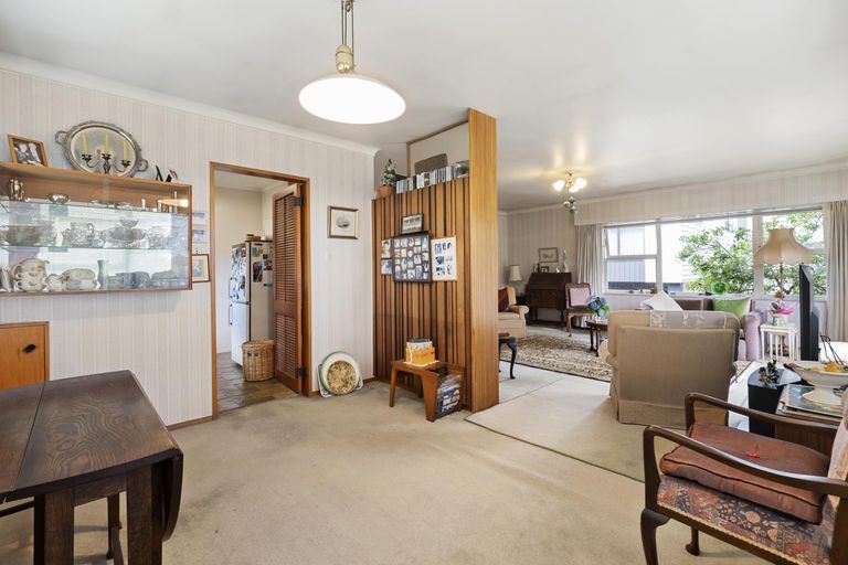 Photo of property in 40 Beach Road, Te Atatu Peninsula, Auckland, 0610