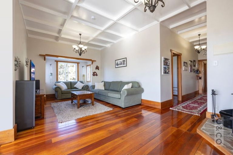Photo of property in 10 Kaipara View Road, Helensville, 0875