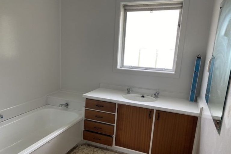 Photo of property in 3/69 Royal View Road, Te Atatu South, Auckland, 0610