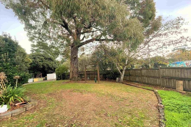 Photo of property in 1 Hellyers Street, Birkdale, Auckland, 0626