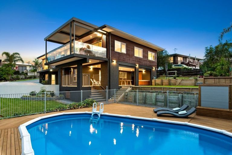 Photo of property in 37 Rosario Crescent, Red Beach, 0932