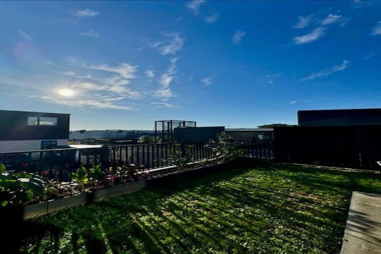 Photo of property in 16 Clay Works Lane, New Lynn, 0600