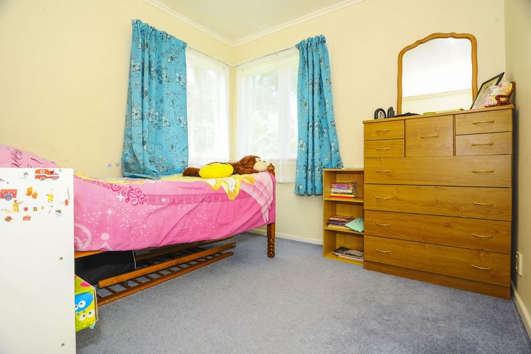 Photo of property in 25 Hollywood Avenue, Titirangi, Auckland, 0604