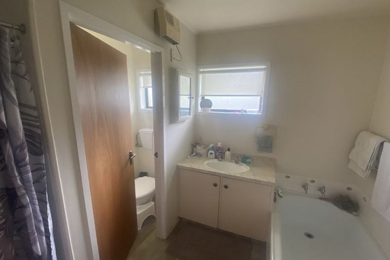 Photo of property in 2/42 Frank Evans Place, Henderson, Auckland, 0610