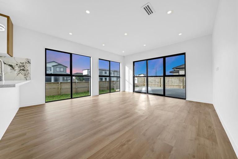 Photo of property in 28 Korowhiti Road, Clarks Beach, 2122