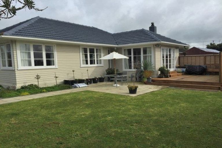 Photo of property in 1 Ward Crescent, Te Atatu Peninsula, Auckland, 0610