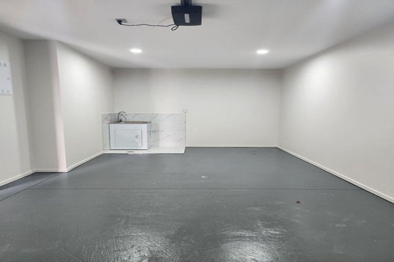 Photo of property in 22f Totaravale Drive, Totara Vale, Auckland, 0629