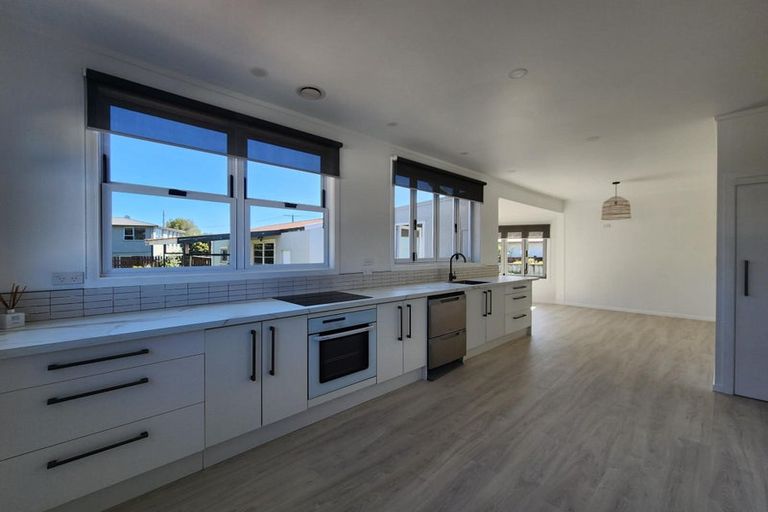 Photo of property in 464 South Road, Omata, New Plymouth, 4374