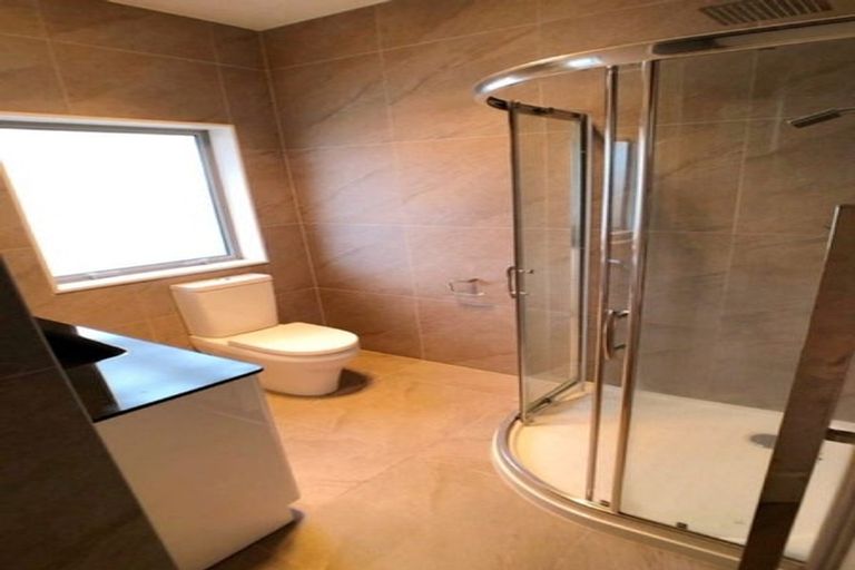 Photo of property in 8 Namsan Close, Fairview Heights, Auckland, 0632